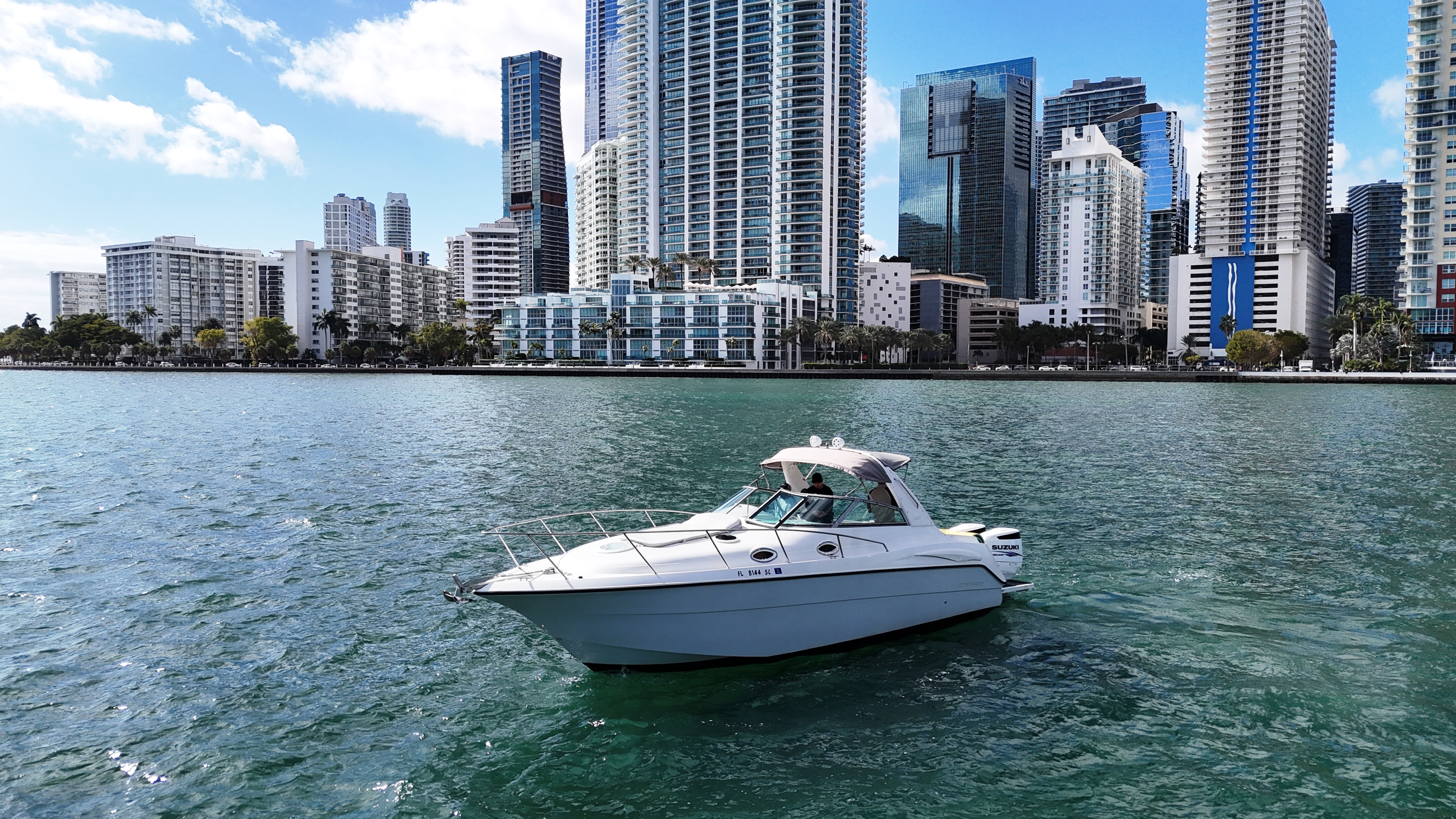 Monterrey 36FT NAIGUATÁ en el mar de Miami
